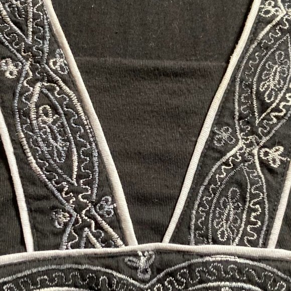 Black and white cap sleeve shirt with embroidery - cotton - Size Medium - Picture 5 of 6
